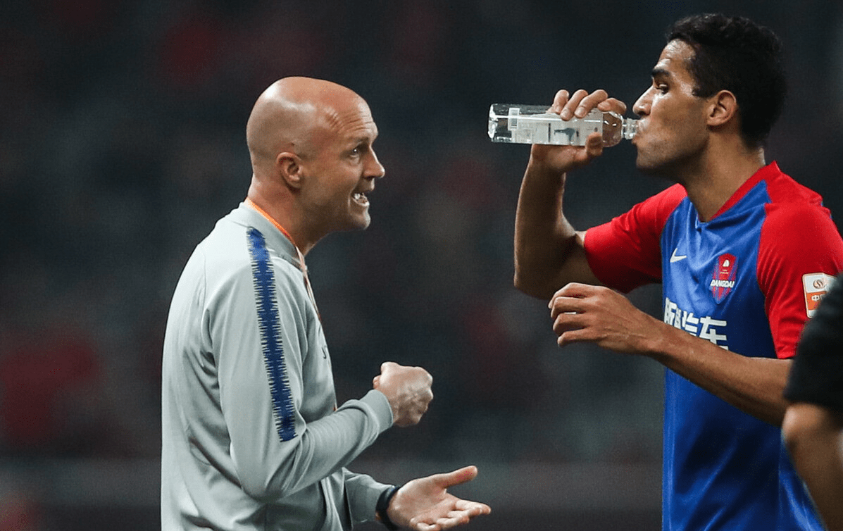 国际比赛日突围战来临,广州队围绕葡超主帅复盘,话题不断,心理建设被强调 国际比赛日突围战来临,广州队围绕葡超主帅复盘,话题不断,心理建设被强调